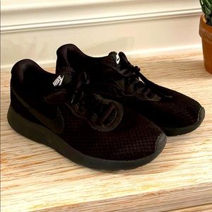 Solid black Women’s Nike tennis shoes